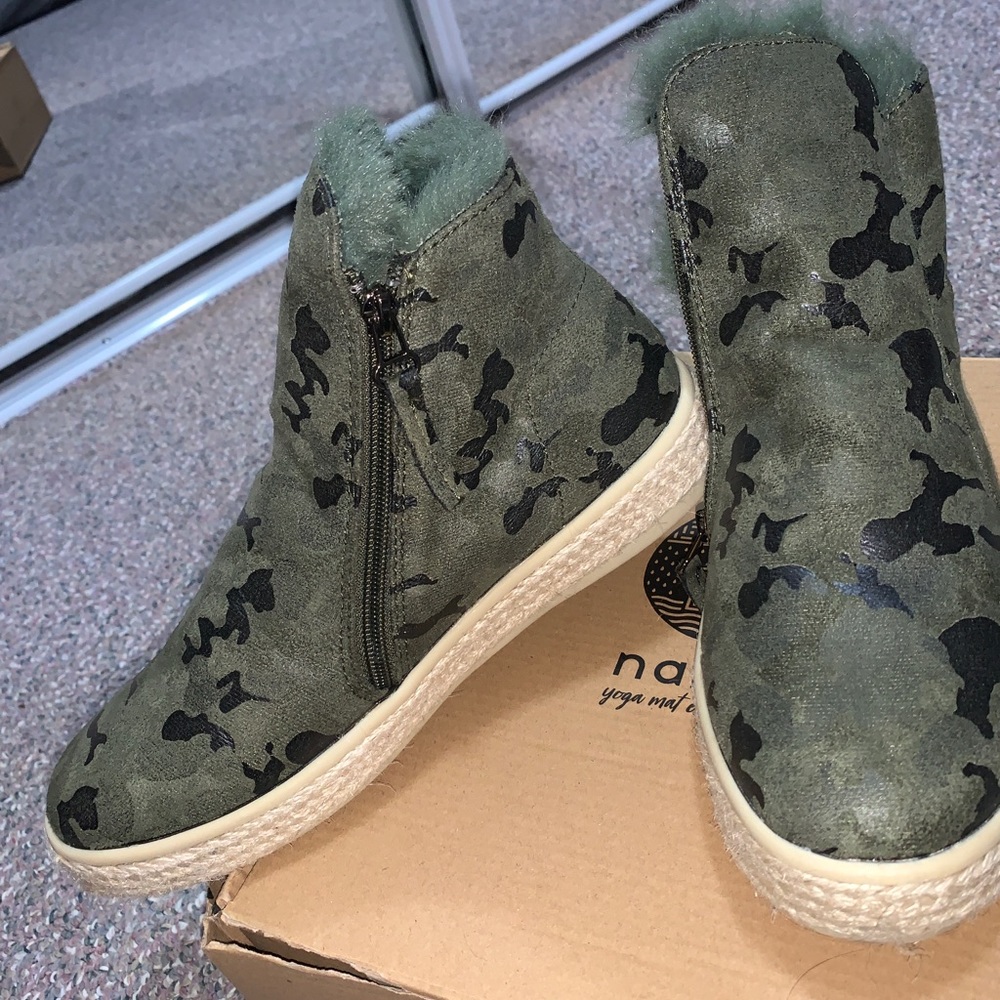 •Camouflage boots with Yoga Mat bottoms•
